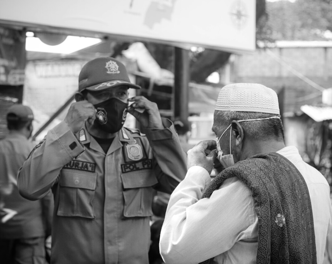 security guard talking to suspect